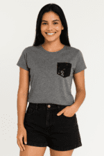 T- Shirt Básica Detalhe Bolso Paête - Imagem 3