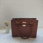 Bolsa Feminina Grande Transversal com Alça de Ombro e Mão Marrom