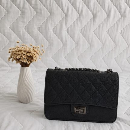 Bolsa Feminina Transversal Matelassê com Alça de Corrente Preto