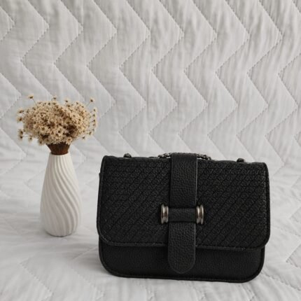 Bolsa Feminina Transversal Texturizada com Fivela Decorativa