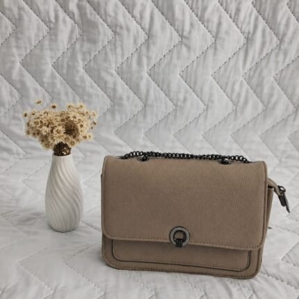 Bolsa Feminina Transversal Texturizada com Alça de Corrente