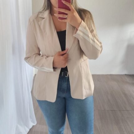 Blazer Feminino Alfaiataria com Faixas nas Mangas