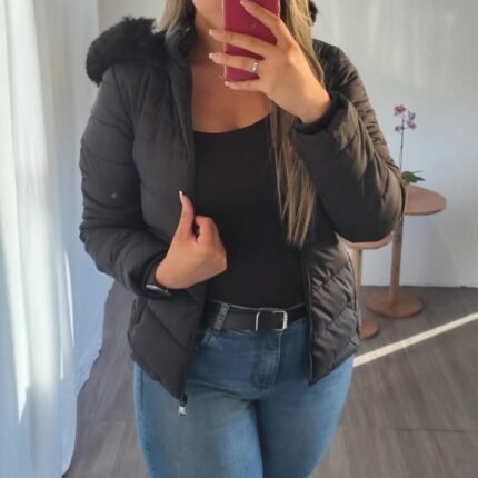 Jaqueta Puffer Feminina com Capuz de Pelo