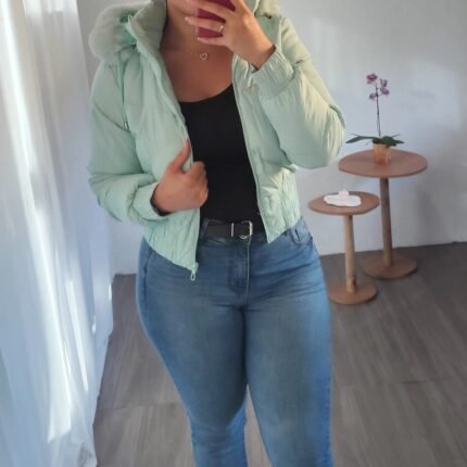 Jaqueta Puffer Cropped com Capuz de Pelo