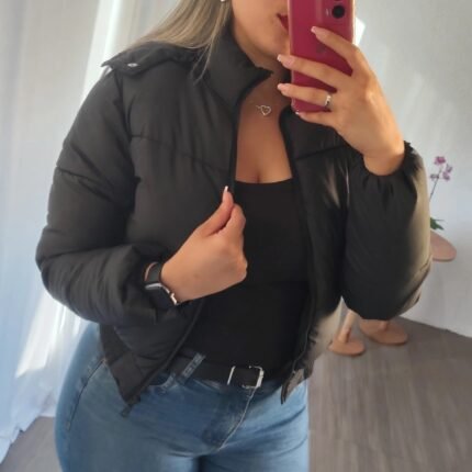Jaqueta Puffer Cropped Feminina Gola Alta Preta