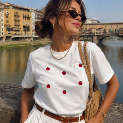 T-shirt Branca Bordada com Tomates