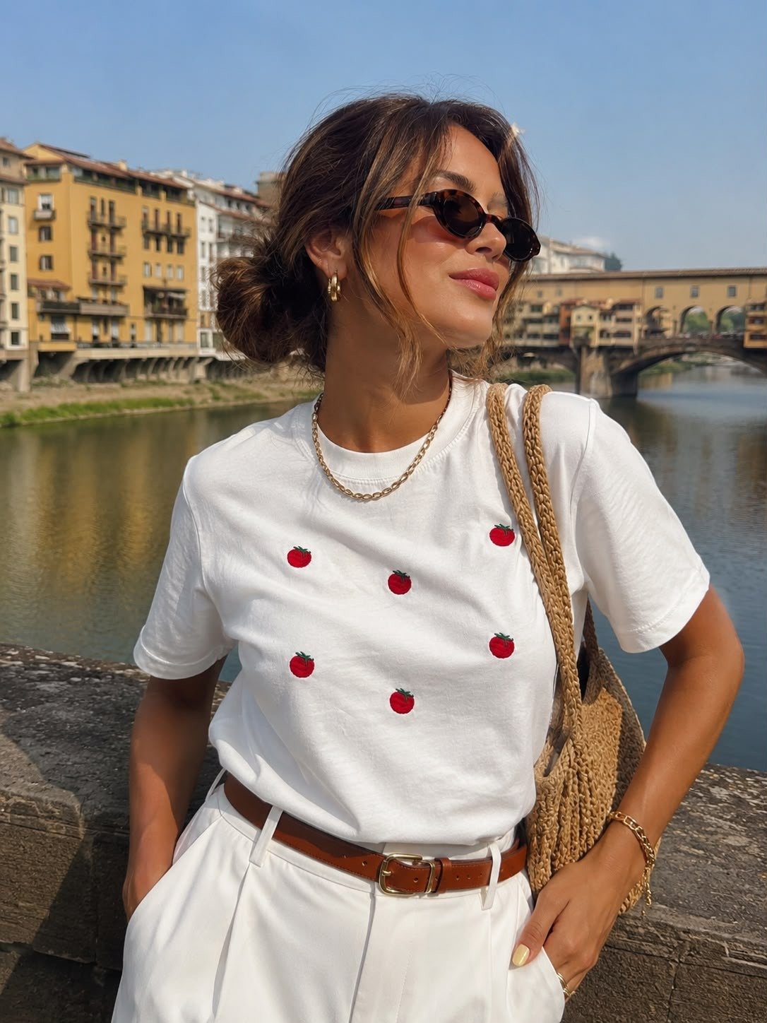 T-shirt Branca Bordada com Tomates