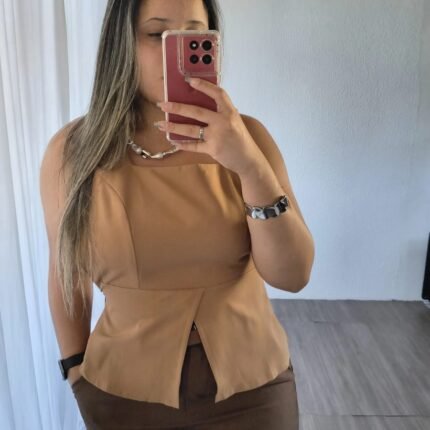 Regata Feminina Alfaiataria Decote Quadrado com Fenda Frontal